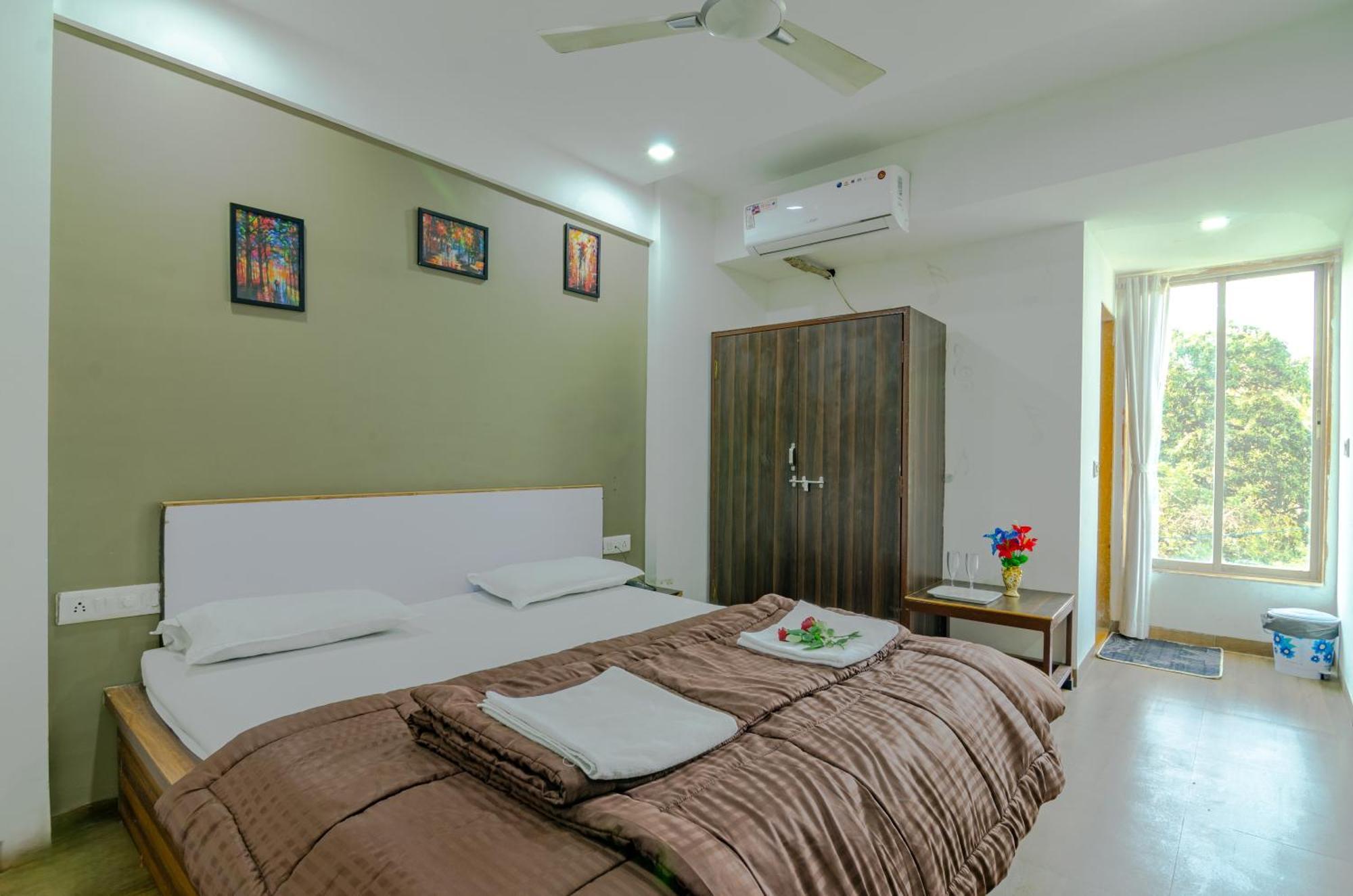White House Beach Resort, Nagaon Zewnętrze zdjęcie