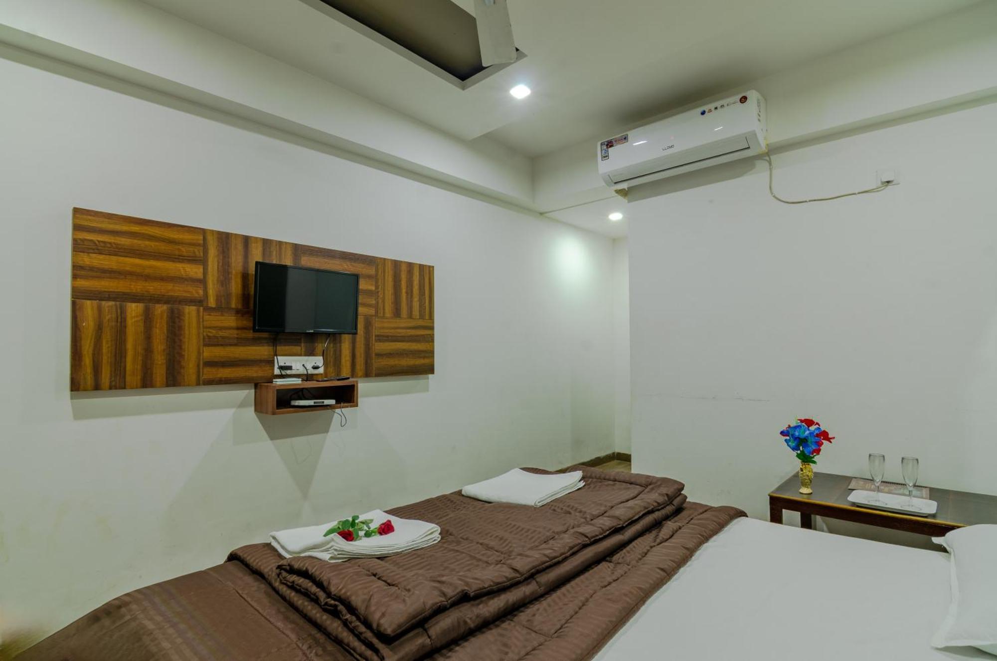 White House Beach Resort, Nagaon Zewnętrze zdjęcie