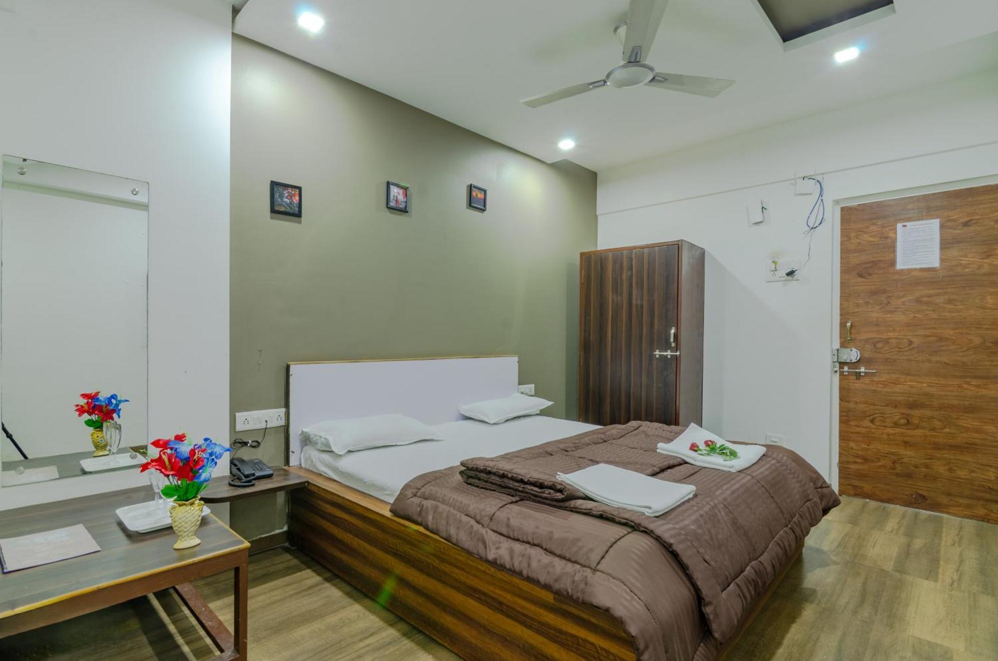 White House Beach Resort, Nagaon Zewnętrze zdjęcie