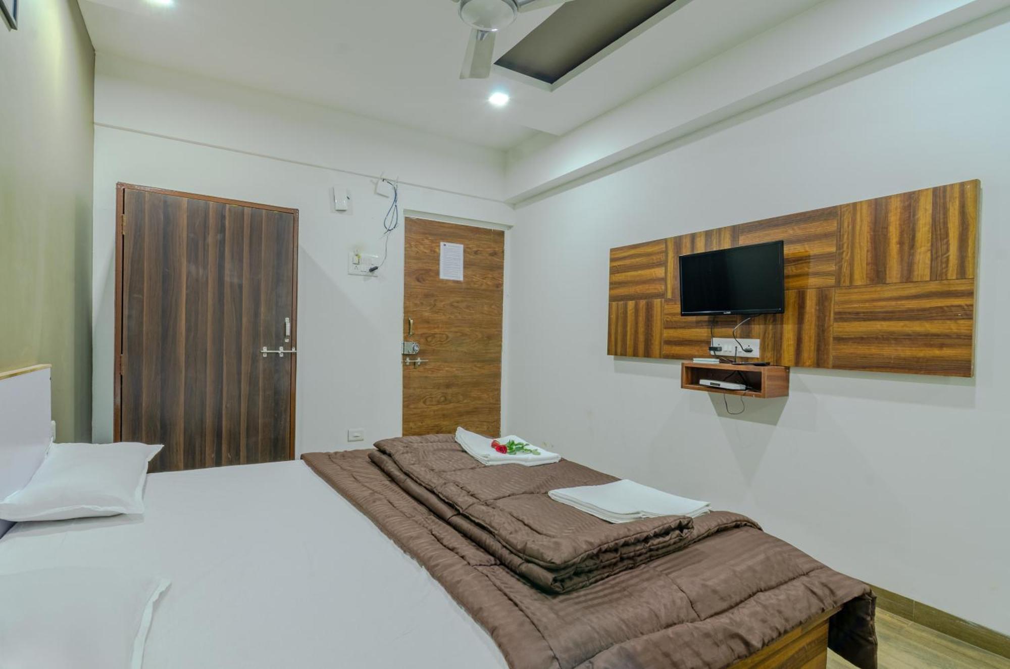 White House Beach Resort, Nagaon Zewnętrze zdjęcie