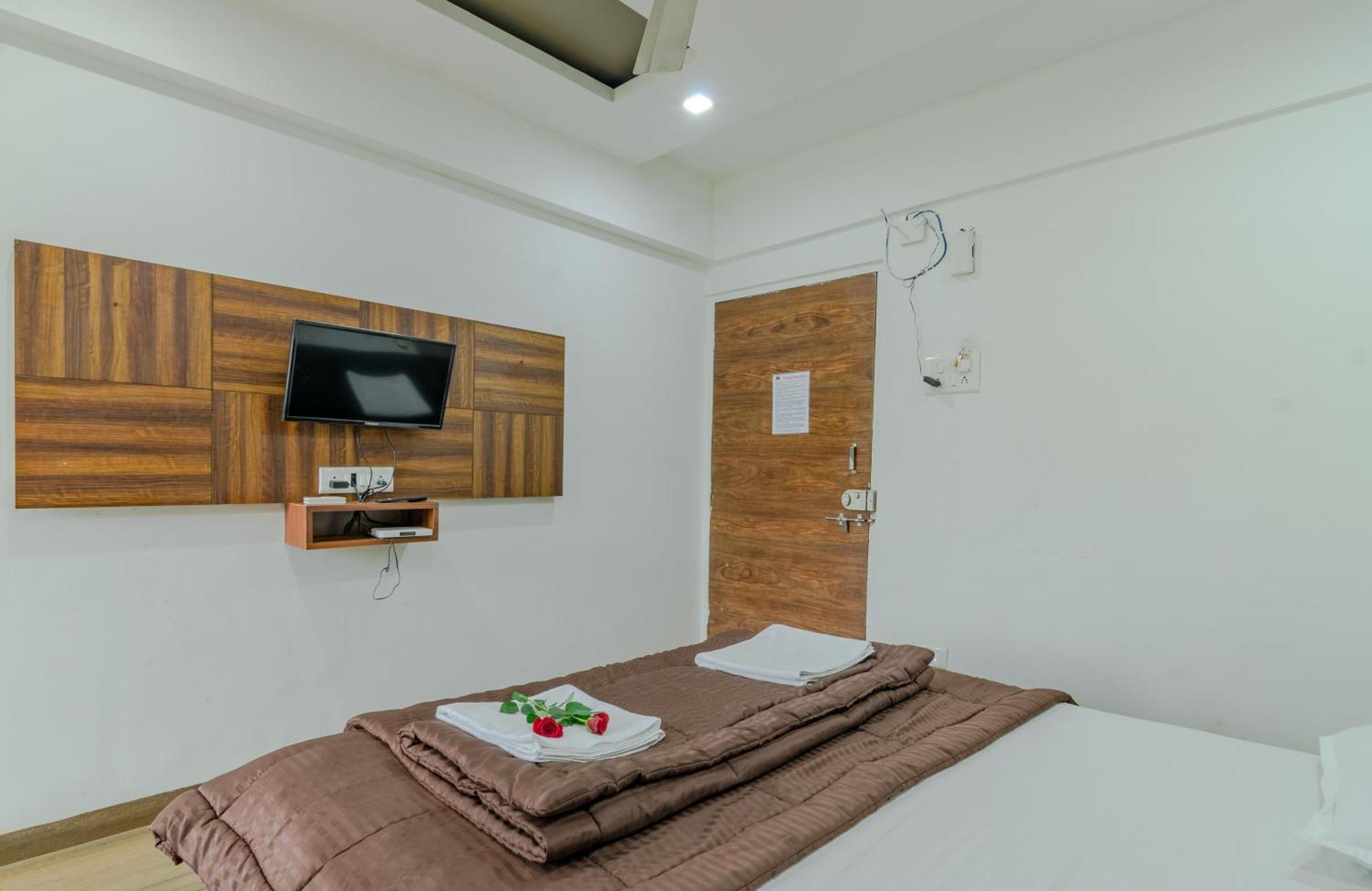 White House Beach Resort, Nagaon Zewnętrze zdjęcie