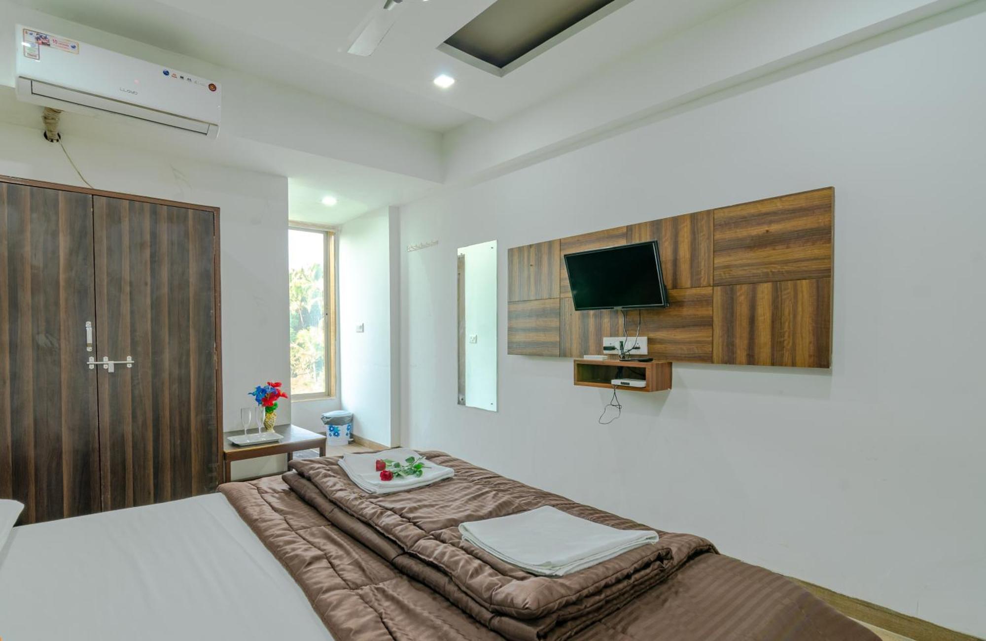 White House Beach Resort, Nagaon Zewnętrze zdjęcie